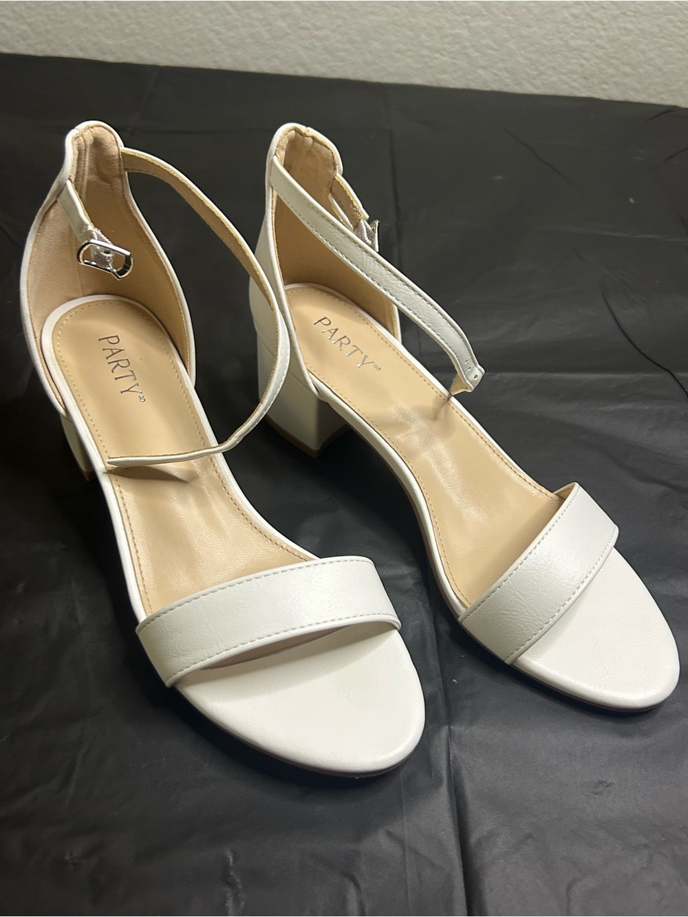 Party White Open-Toe Ankle-Strap Low Block Chunky Heels Size 7 (Like New) - Picture 3 of 16